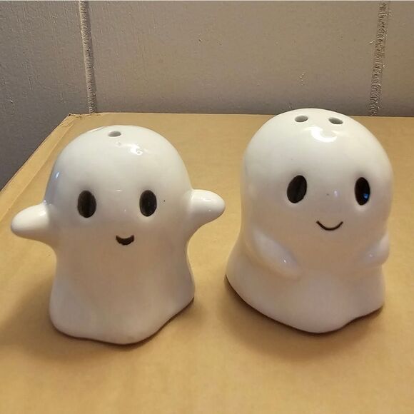 Mini Ghost Salt and Pepper Shakers - Picture 1 of 3